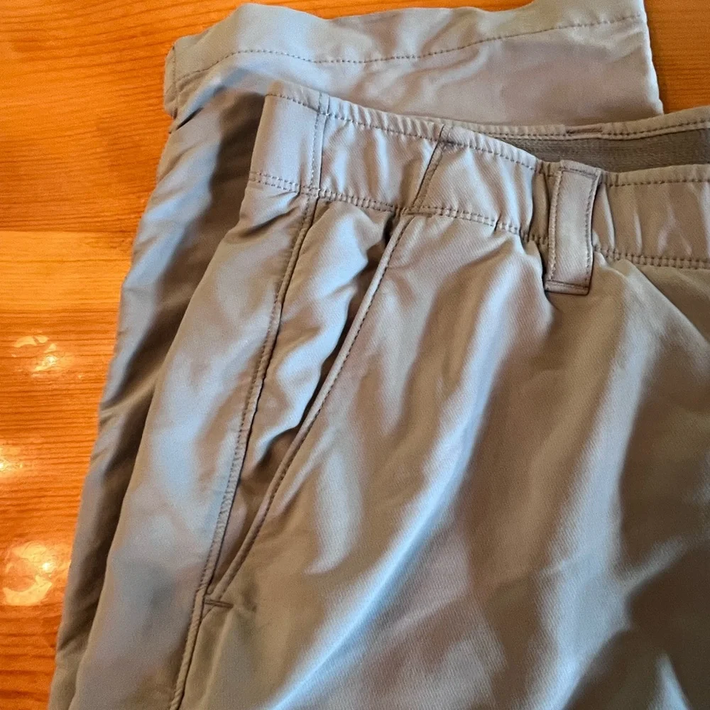 Men’s UA light gray Golf casual loose fit dress casual Pants 40/32